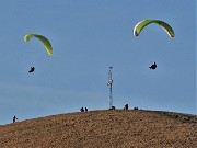 03 In parapendio sorvolano la cima del Linzone (1392 m)